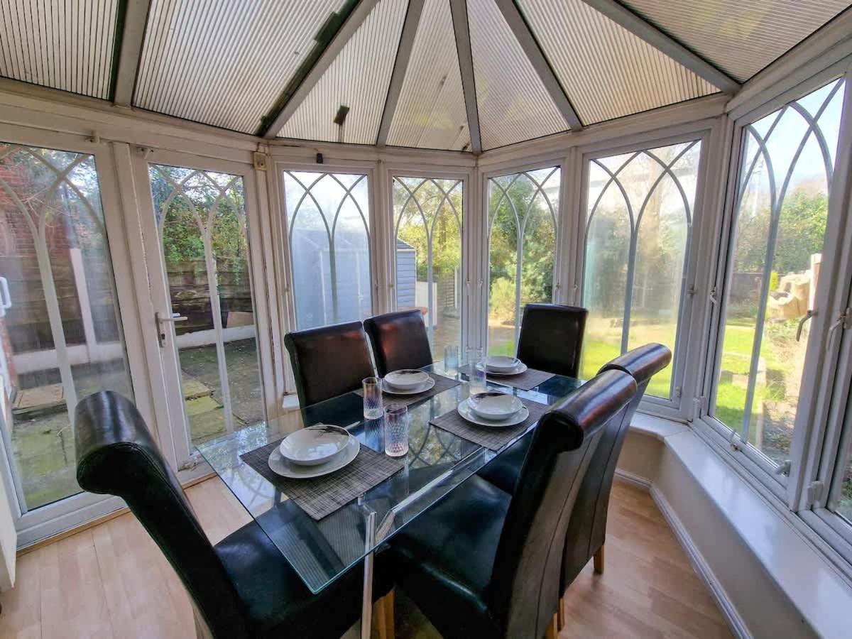 Wythenshawe 3 Bed Family Home By City Superhost Zewnętrze zdjęcie