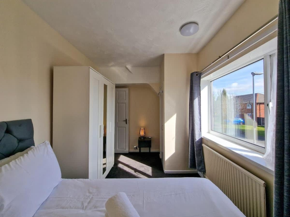 Wythenshawe 3 Bed Family Home By City Superhost Zewnętrze zdjęcie